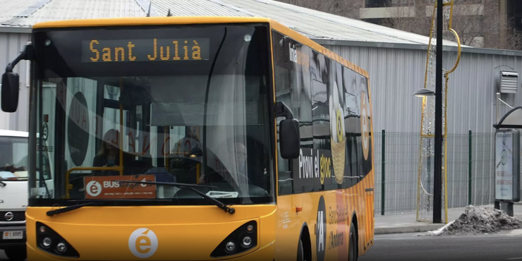 Un bus de transport públic nacional.